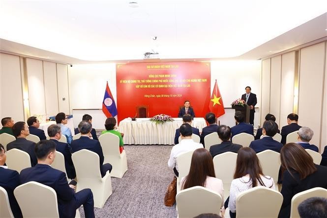 Le Premier ministre Pham Minh Chinh travaille avec les agences de représentation vietnamiennes au Laos. Photo : VNA.