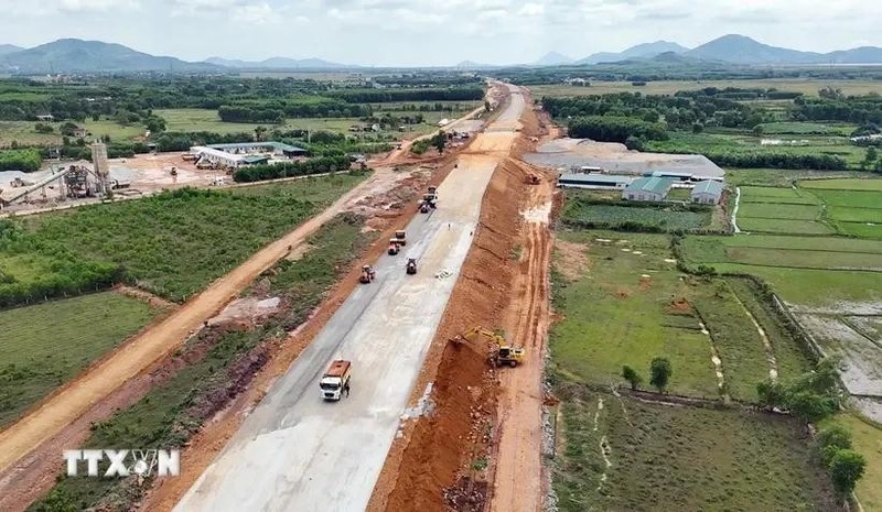 Construction du tronçon Hàm Nghi - Vung Ang sur l’autoroute Nord-Sud. Photo : VNA.