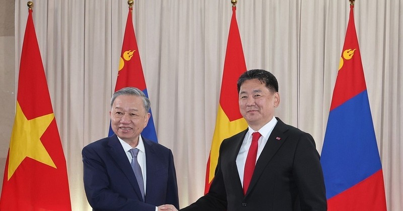 Le secrétaire général du Comité central du Parti communiste du Vietnam et président vietnamien To Lam (gauche) et le président mongol Ukhnaagiin Khurelsukh, le 30 septembre à Ulan Bator. Photo : VNA.