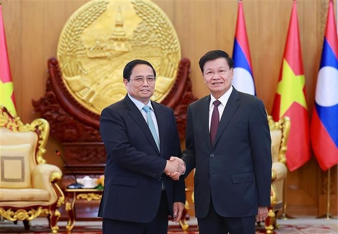 Le Premier ministre Pham Minh Chinh (à gauche) a rencontré le 8 octobre à Vientiane le secrétaire général du Comité central du Parti populaire révolutionnaire lao et président du Laos Thongloun Sisoulith. Photo : VNA.