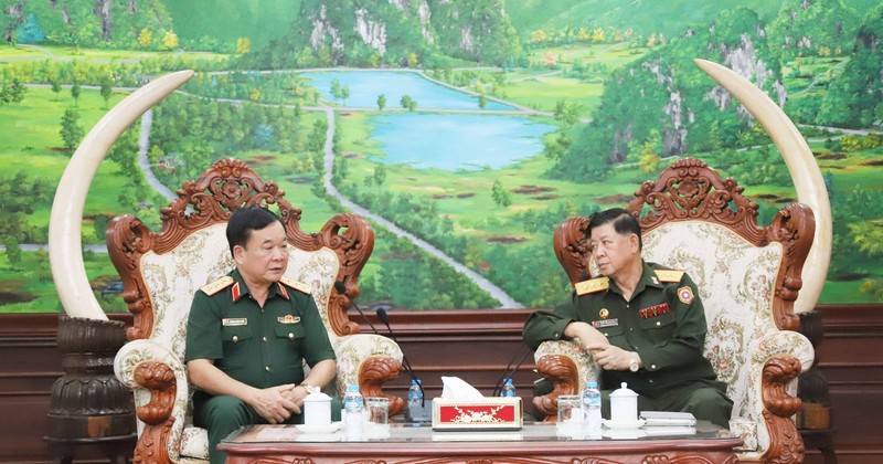 Le général de corps d’armée Hoang Xuan Chien, vice-ministre vietnamien de la Défense, a travaillé le 9 octobre à avec son homologue lao Vongkham Phommakon, en marge des 45e et 46e Sommets de l’ASEAN en cours à Vientiane au Laos. Photo : VNA