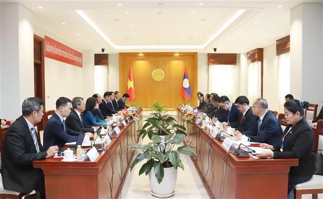 L'entretien entre le vice-président de l'Assemblée nationale du Vietnam Tran Quang Phuong et le vice-président de l'Assemblée nationale du Laos, Souvon Leungbounmi. Photo : VNA.