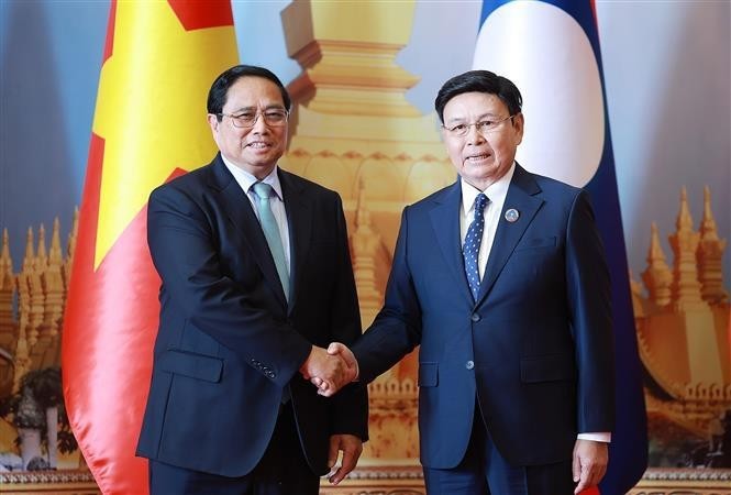 Le Premier ministre vietnamien Pham Minh Chinh (gauche) et le président de l'Assemblée nationale lao Saysomphone Phomvihane. Photo : VNA.