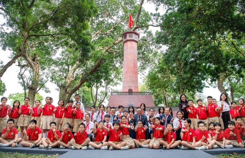 Les dirigeants ont pris des photos avec les étudiants lors de la cérémonie d'ouverture de l'exposition. Photo : Thanh Dat.