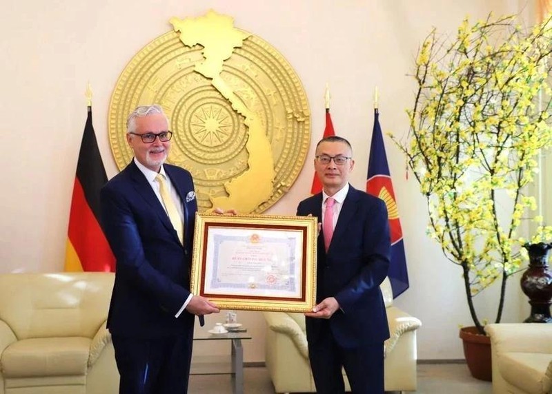 L'ambassadeur du Vietnam en Allemagne Vu Quang Minh a remis l'Ordre de l'amitié au Dr Guido Hildner, ancien ambassadeur d'Allemagne au Vietnam (droite), à Berlin le 9 octobre. Photo : VNA