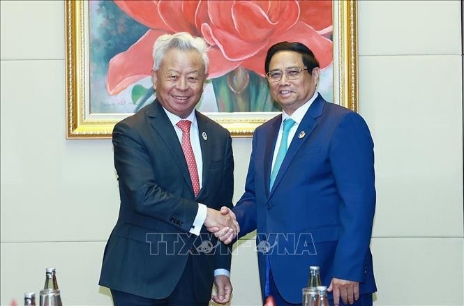 Le Premier ministre Pham Minh Chinh (droite) et le président de la BAII, Jin Liqun. Photo : VNA.