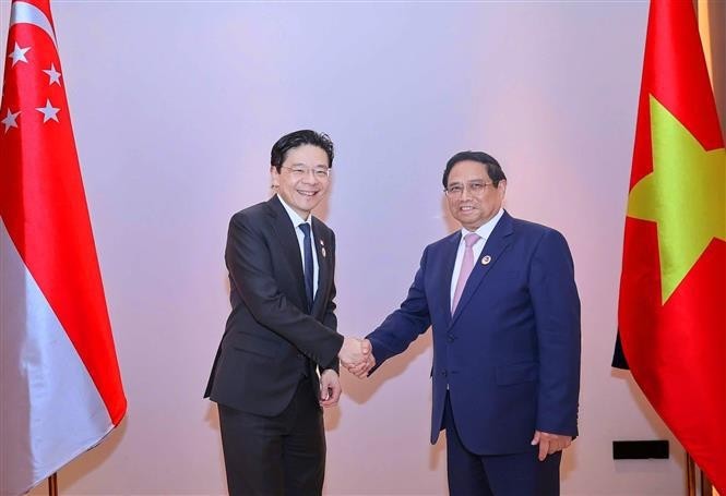 Le Premier ministre vietnamien Pham Minh Chinh (droite) et son homologue singapourien Lawrence Wong. Photo : VNA