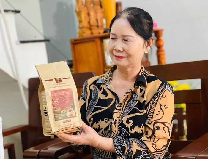 Se lancer dans l’entrepreneuriat à 50 ans, Madame Hoang Thi Thuy (hameau My Thach 3, commune de Chu Se) a créé une ligne de café propre. Photo : GL. 