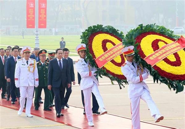 Des dirigeants rendent hommage au Président Hô Chi Minh, en l'honneur des 70 ans de libération de Hanoi. Photo : VNA.