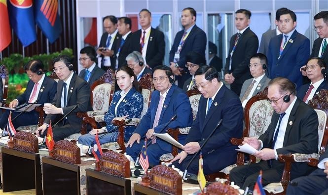 Le Premier ministre Pham Minh assiste au dialogue entre les dirigeants des pays de l'ASEAN et les représentants de l'AIPA. Photo: VNA