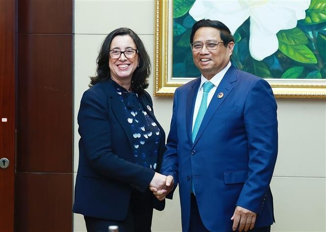 Le Premier ministre Pham Minh Chinh et la vice-présidente de la Banque mondiale pour l’Asie de l’Est-Pacifique, Manuela Ferro. Photo : VNA.