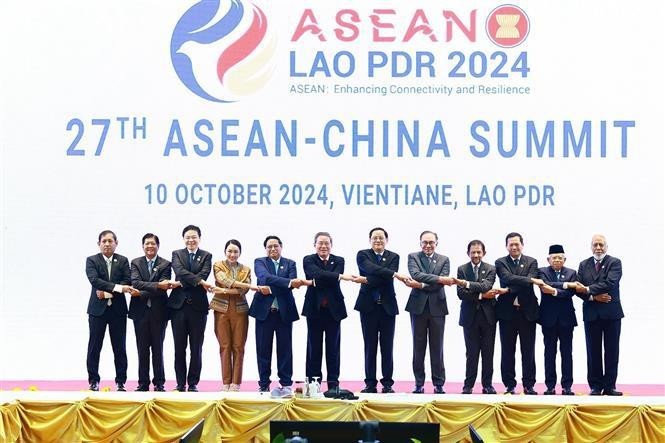 Les dirigeant des pays membres de l’ASEAN et de la Chine posent lors du 27 Sommet ASEAN-Chine, à Vientiane, au Laos, le 10 octobre. Photo : VNA.