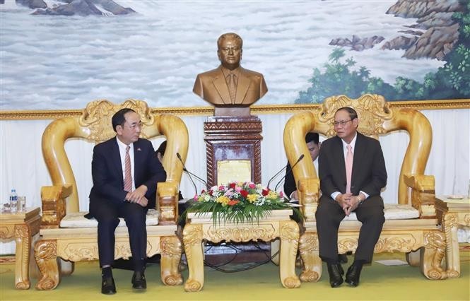 Le général de corps d’armée Trân Quôc To, vice-ministre de la Sécurité publique (gauche) et le général Vilay Lakhamhong, vice-Premier ministre lao et ministre de la Sécurité publique. Photo : VNA.