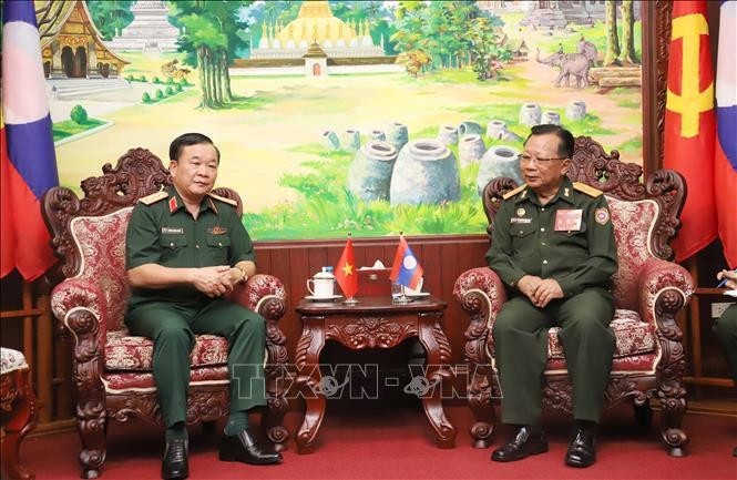 Le vice-Premier ministre lao et ministre de la Défense Chansamone Chanyalath (à droite) et le vice-ministre vietnamien de la Défense Hoàng Xuân Chiên, à Vientiane, le 10 octobre. Photo : VNA.