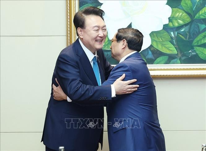 Le Premier ministre Pham Minh Chinh (droite) et le président sud-coréen, Yoon Suk Yeol. Photo : VNA.