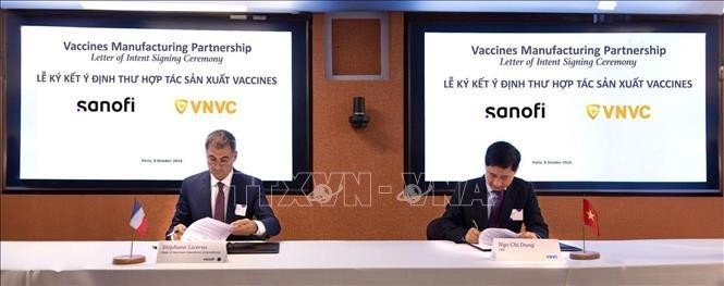 Cérémonie de signature d'une lettre d'intention entre VNVC et Sanofi sur le partenariat dans la fabrication de vaccins. Photo : VNA.