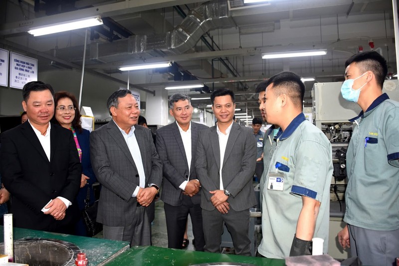 Le secrétaire adjoint du Comité du Parti de Hanoï, Nguyen Van Phong, a rendu visite aux responsables et employés de Tamron Optical Vietnam Co., Ltd. (entreprise japonaise située dans le parc industriel de Noi Bai, district de Soc Son). Photo : HNM.