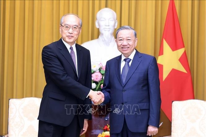 Le secrétaire général du Parti communiste chinois et président de la République, To Lam (droite) et le président et juge en chef de la Cour populaire suprême de Chine, Zhang Jun. Photo : VNA.