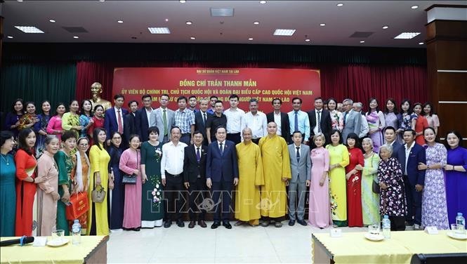 Le président de l'Assemblée nationale, Tran Thanh Man, rencontre le personnel de l'ambassade du Vietnam et des représentants de la communauté vietnamienne au Laos. Photo : VNA.