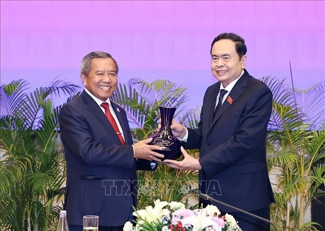 Le président de l'Assemblée nationale, Tran Thanh Man (à droite), et le président de l'Association d'amitié Laos-Vietnam, Boviengkham Vongdara. Photo : VNA.