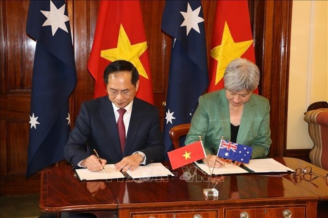 Le vice-Premier ministre et ministre des AE Bui Thanh Son (gauche) et la ministre australienne des AE Penny Wong signent le programme d'action pour mettre en œuvre le partenariat stratégique intégral pour la période 2024-2027, créant ainsi une base importante pour la mise en œuvre du contenu de la coopération. Photo : VNA.