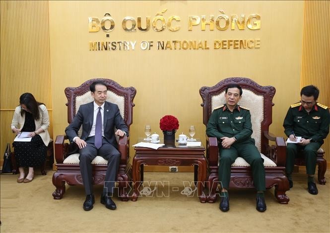 Le général Phan Van Giang, ministre de la Défense (droite) et l’ambassadeur de Chine au Vietnam, He Wei. Photo : VNA.