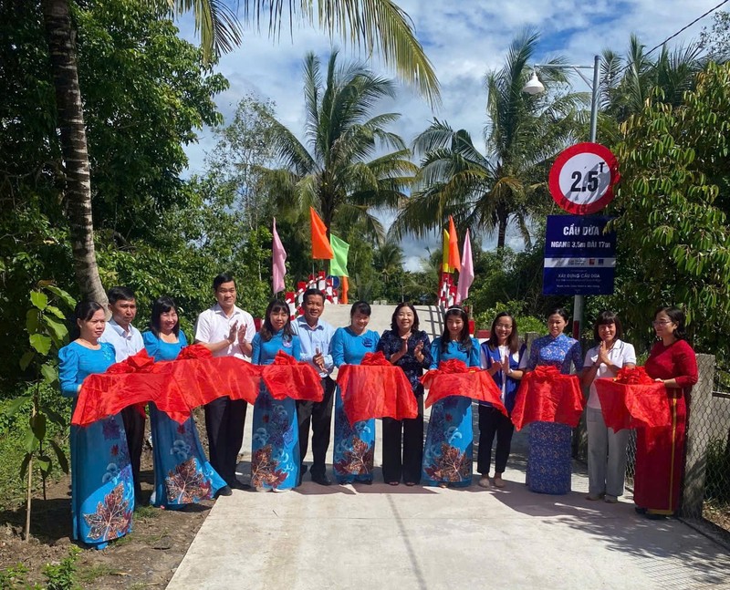 Nguyen Van Nhan, président de l'Union des organisations d’amitié de la province de Hau Giang, et des dirigeants locaux et du sponsor, a procédé à la cérémonie d'inauguration du pont Dua, dans le district de Chau Thanh A. Photo : huunghi.haugiang.gov.vn