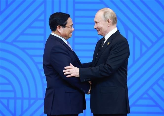 Le président russe Vladimir Poutine, président du BRICS 2024 accueille Premier ministre vietnamien Pham Minh Chinh. Photo : VNA