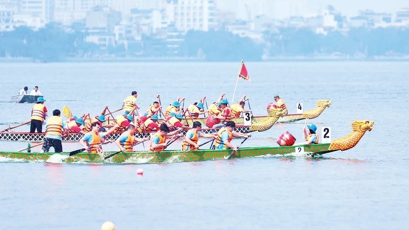 Les équipes s’affrontent dans la course de bateaux-dragons ouverte de Hanoï 2024.