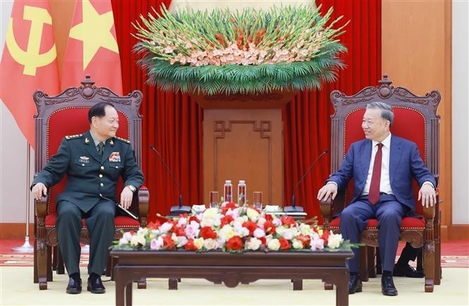 Le secrétaire général Tô Lâm (à droite) reçoit le vice-président de la Commission militaire centrale de Chine, Zhang Youxia. Photo : VNA.