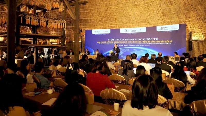 Un colloque international sur l’amélioration de la qualité des ressources humaines dans le tourisme culturel s’est tenu mercredi dans le complexe paysager de Trang An (Ninh Binh). Photo : NDEL.