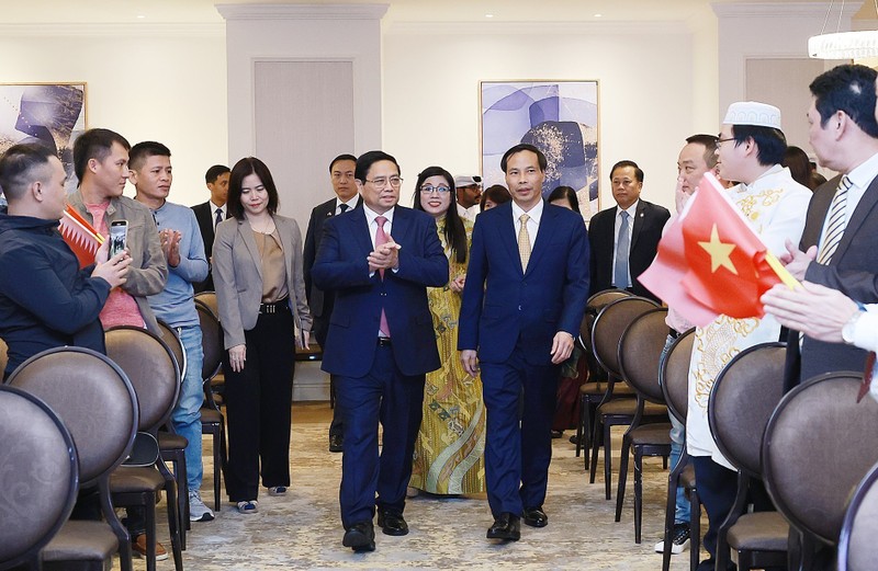 Le PM Pham Minh Chinh rencontre des représentants de la communauté vietnamienne au Qatar. Photo : VNA.