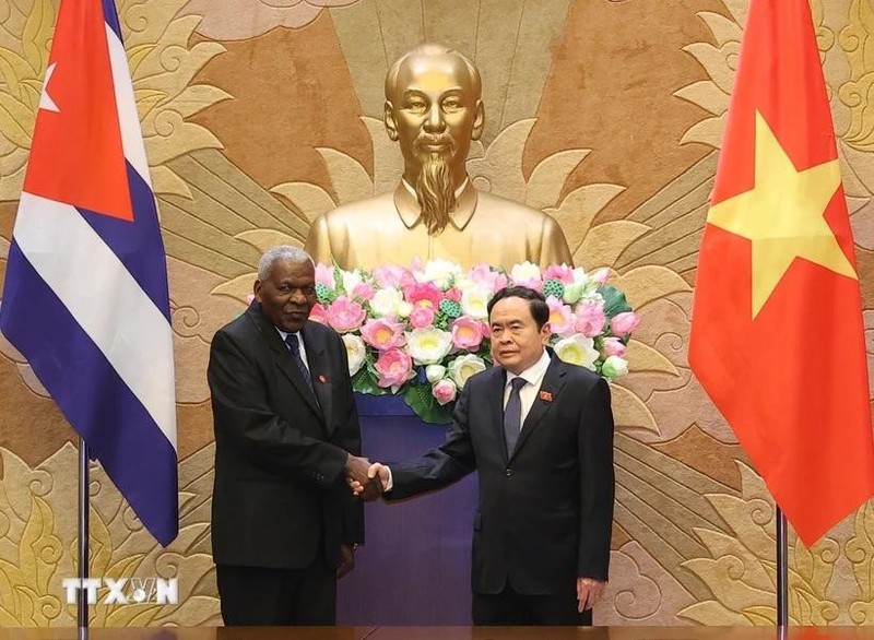 Le président de l'Assemblée nationale, Tran Thanh Man (droite), et le président de l'Assemblée nationale du Pouvoir populaire (ANPP) de Cuba, Esteban Lazo Hernández, en juillet 2024 à Hanoï. Photo : VNA.