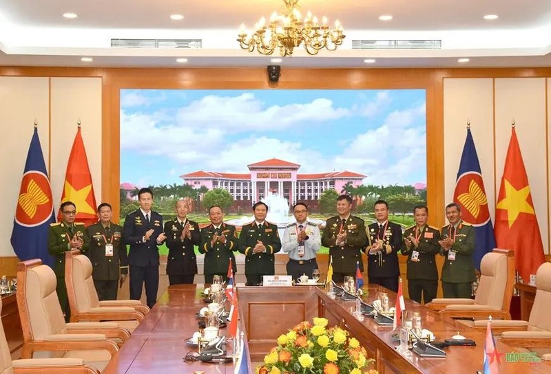 Le général Nguyen Tan Cuong, chef d'état-major général de l'Armée populaire du Vietnam et vice-ministre de la Défense reçoit à Hanoï, les chefs des délégations des pays de l'ASEAN participant à la première Conférence des dirigeants de la communauté du renseignement militaire de l'ASEAN (AMICLC-1). Photo : VNA