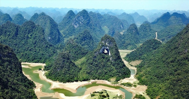 Vue panoramique en haut de la montagne Mat Thân Nui. Photo : VNP.