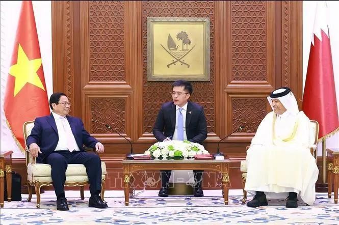 Le Premier ministe Pham Minh Chinh (gauche) rencontre le président du Conseil consultatif du Qatar. Photo : VNA.