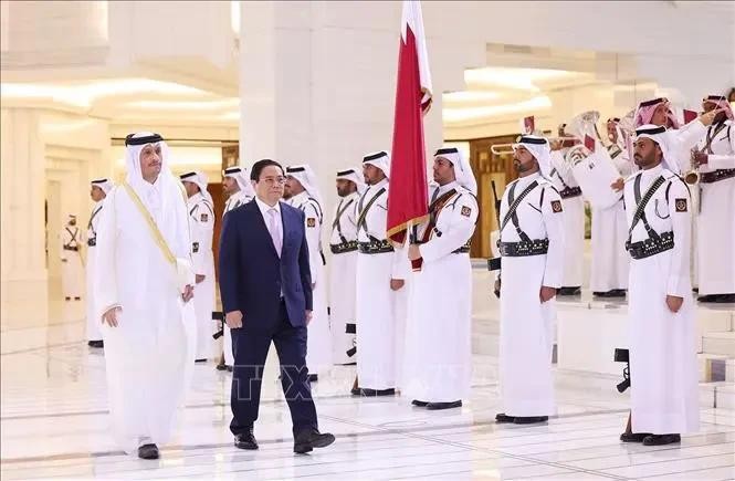 Cérémonie d'accueil officielle du Premier ministre Pham Minh Chinh au Qatar. Photo : VNA.