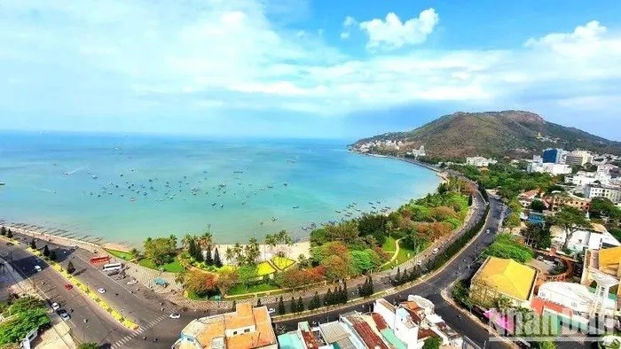 Plage de Devant (Bãi Trước) à Vung Tau — une destination balnéaire prisée des touristes. Photo : Vu Tan.