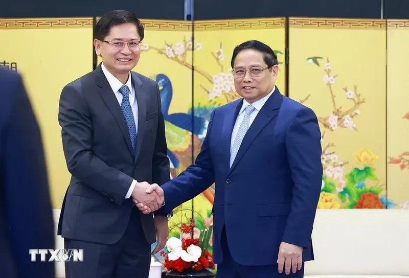 Le Premier ministre Pham Minh Chinh (droite) et le président de la région autonome Zhuang du Guangxi. Photo : VNA.