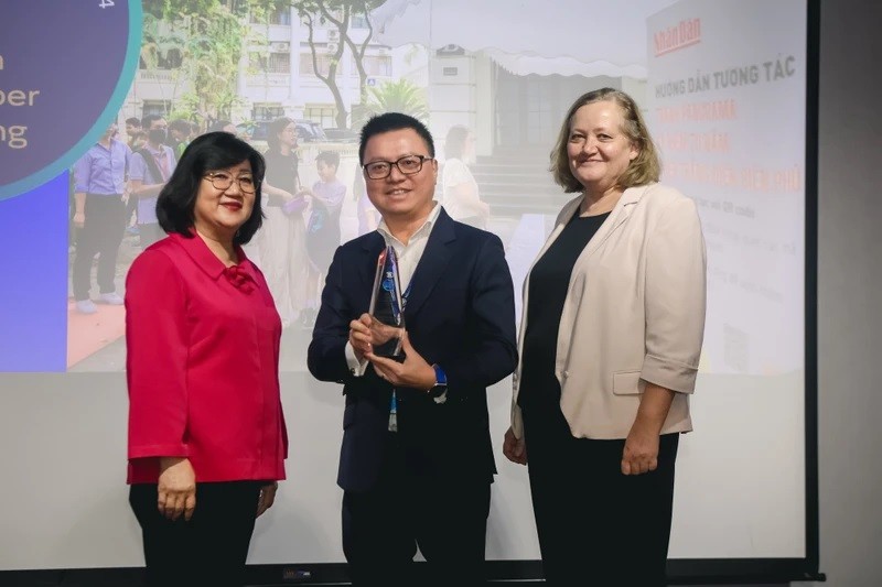 Le rédacteur en chef Lê Quôc Minh, représentant du journal Nhân Dân, a reçu le trophée souvenir lors de la cérémonie de remise des prix. Photo : WAN-IFRA.