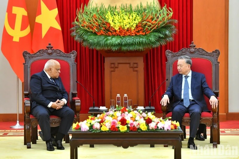 Le secrétaire général Tô Lâm (à droite) reçoit l’ambassadeur de Cuba au Vietnam Orlando Nicolás Hernández Guillén, à Hanoi, le 7 novembre. Photo : NDEL.