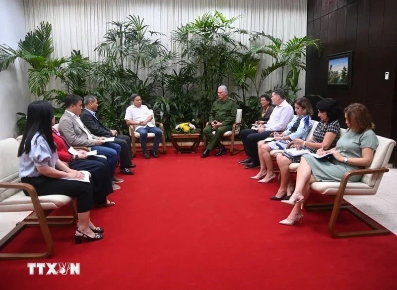 Le président cubain Miguel Díaz-Canel, qui a reçu le 6 octobre à La Havane Trân Thanh Tu, président fondateur de la société par actions d'investissement et de commerce Thai Binh. Photo : VNA.