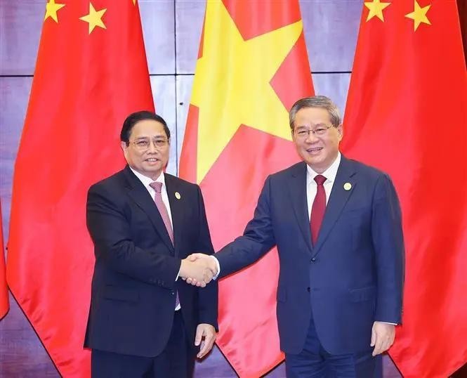 Le Premier ministre Pham Minh Chinh (gauche) et le Premier ministre du Conseil des Affaires d'Etat de Chine, Li Qiang. Photo: VNA