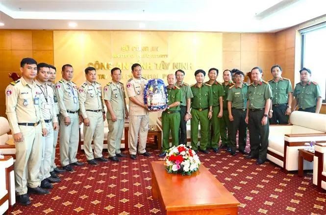 La province cambodgienne de Tboung Kh'Mum remet un cadeau au département de la sécurité publique de la province de Tay Ninh. Photo : VNA.