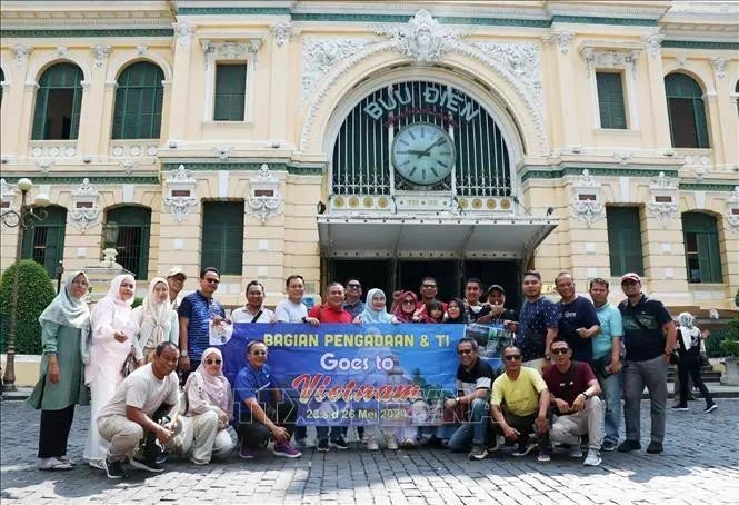 Des touristes étrangers visitent la Poste centrale, une destination touristique célèbre de Hô Chi Minh-Ville. Photo : VNA.