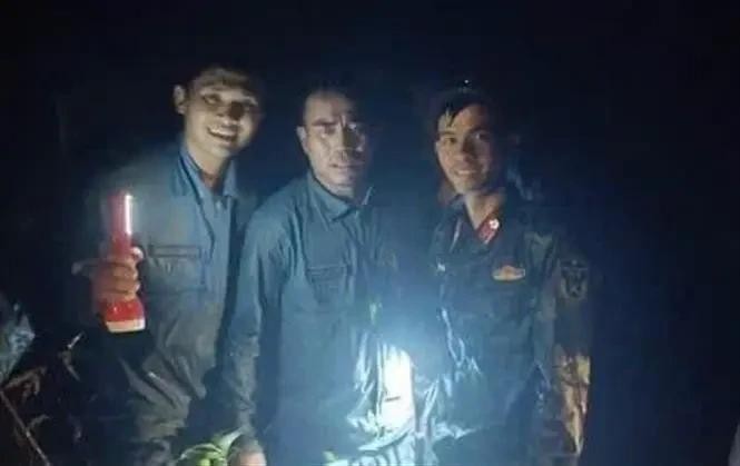 L'équipe de recherche et de sauvetage a retrouvé le sous-colonel Nguyên Hông Quân (centre). à 20h05. Photo : VNA.