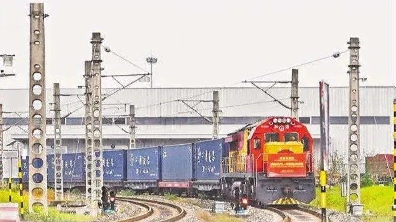 Le 8 novembre, un train de marchandises en provenance de Hanoï est arrivé à Chongqing, transportant 26 conteneurs d’une valeur estimée à 90 millions de yuans. Photo : le quotidien Chongqing 