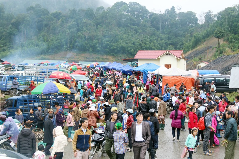 Marché frontalier Vietnam - Laos, lieu de commerce pour les habitants du district de Ky Son et d’autres districts du Laos. Photo : thoidai.com.vn 