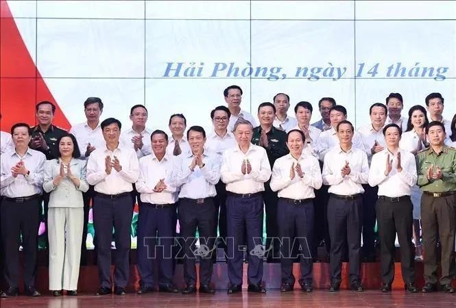 Le secrétaire général du Parti communiste du Vietnam, To Lam, et les délégués posent pour une photo de groupe. Photo : VNA.