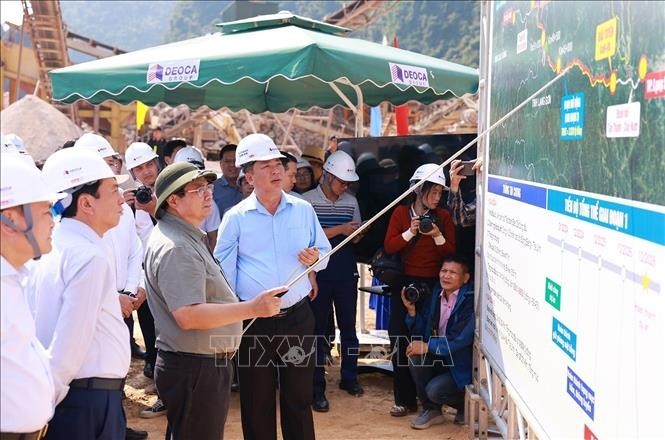 Le Premier ministre Pham Chinh Chinh s’est rendu sur le chantier de l’autoroute Dông Dang-Trà Linh dans la province de Cao Bang. Phôt . VNA.